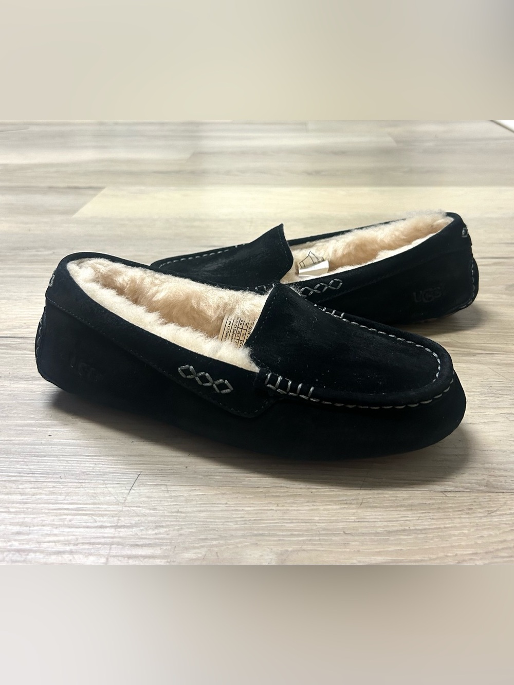 UGG Slippers Ansley Womens Sz 8 Moccasin Sheepskin Black Suede Slip On Comfort - Picture 10 of 16